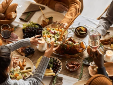 👨‍👩‍👧‍👦 Family Pack: 4 Meals + 4 Drinks = ₹899